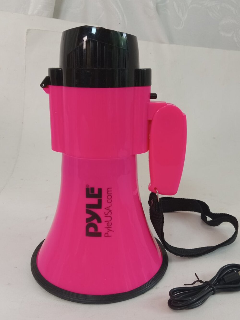 Pyle Compact & Portable Megaphone Speaker with Siren Alarm Mode PMP24PK Pink